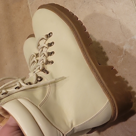 NEW! ANN TAYLOR LOFT Cream Faux Leather Hiker Hiking Ankle Boots 8.5. - Picture 2 of 8